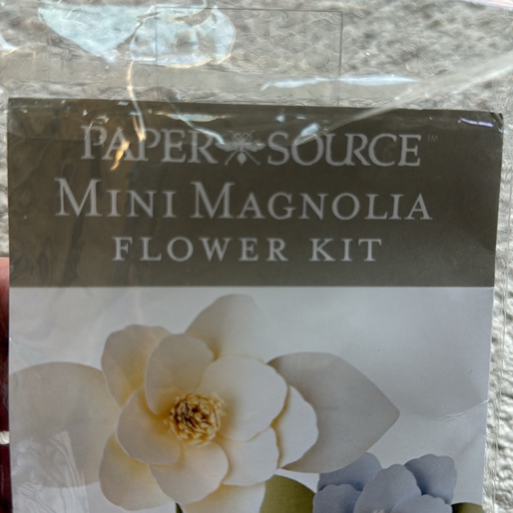 NWT Paper Source Mini Magnolia Flower Kit - Makes 12 White Flowers - 2 1/2"